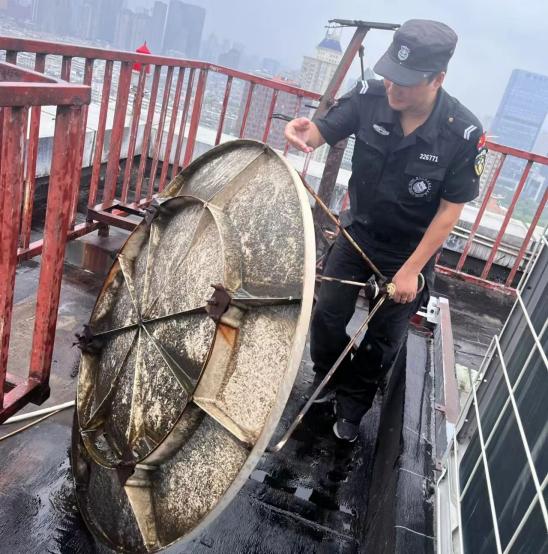C:/Users/BA/Desktop/風(fēng)雨過后南京保安迅速行動(dòng)，恢復(fù)安“寧”面貌/11.jpg11
