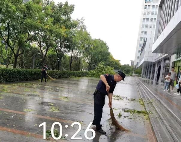 C:/Users/BA/Desktop/風(fēng)雨過后南京保安迅速行動(dòng)，恢復(fù)安“寧”面貌/5.jpg5